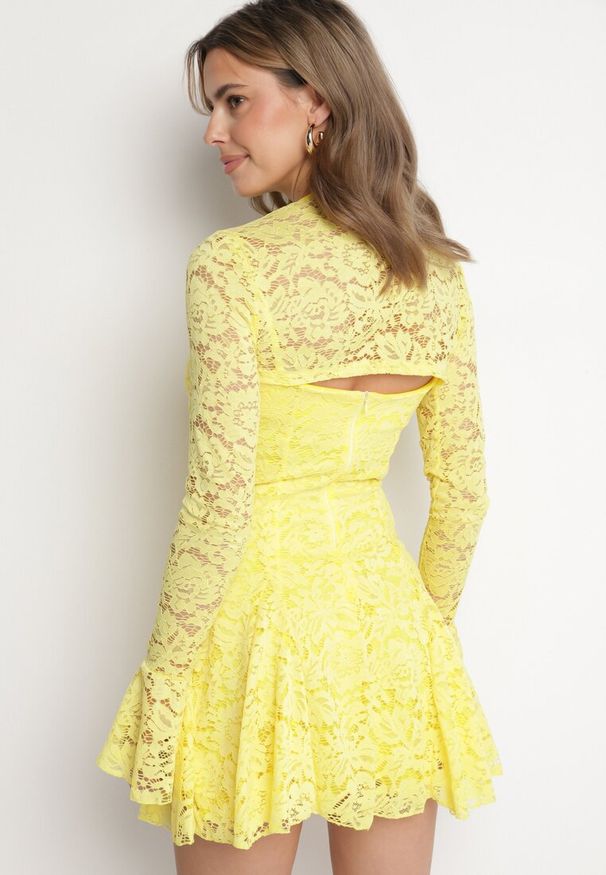 Born2be - Żółta Rozkloszowana Sukienka Koktajlowa z Koronką i Bolerkiem Eyrfedi. Okazja: na randkę, na ślub cywilny, na wesele. Kolor: żółty. Materiał: koronka. Długość rękawa: na ramiączkach. Wzór: koronka. Styl: wizytowy