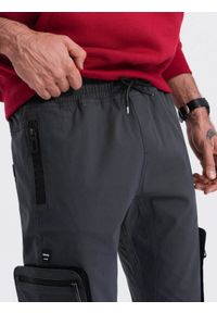 Ombre Clothing - Męskie spodnie JOGGERY z odstającymi i zapinanymi kieszeniami cargo - grafitowe V6 OM-PAJO-0135 - XXL. Kolor: szary. Materiał: bawełna, tkanina, elastan, guma. Wzór: nadruk #5