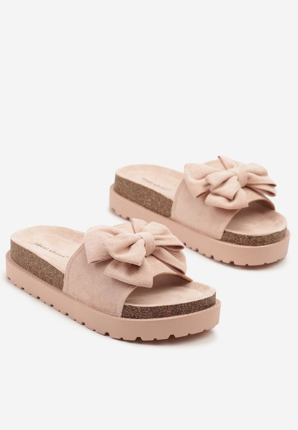 Born2be - Różowe Klapki z Imitacji Zamszu Zdobione Kokardą Tenovia. Okazja: na co dzień, na plażę. Kolor: różowy. Materiał: zamsz. Wzór: aplikacja. Obcas: na płaskiej podeszwie. Styl: casual, elegancki