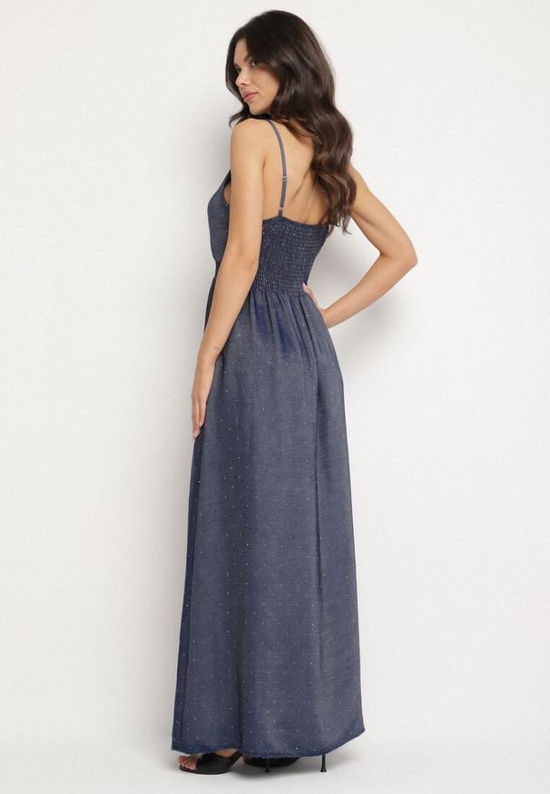 Born2be - Granatowa Kopertowa Sukienka na Ramiączkach z Wiskozy Zdobiona Cyrkoniami Ararielle. Okazja: na imprezę, na co dzień, na spacer. Typ kołnierza: dekolt w kształcie V. Kolor: niebieski. Materiał: wiskoza. Długość rękawa: na ramiączkach. Wzór: aplikacja. Typ sukienki: kopertowe. Styl: casual, klasyczny