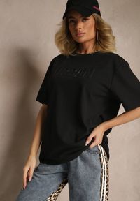 Renee - Czarna Bawełniana Koszulka T-shirt z Tłoczonym Napisem Lunorina. Okazja: na co dzień, na imprezę. Kolor: czarny. Materiał: bawełna. Wzór: napisy. Styl: elegancki, casual #4