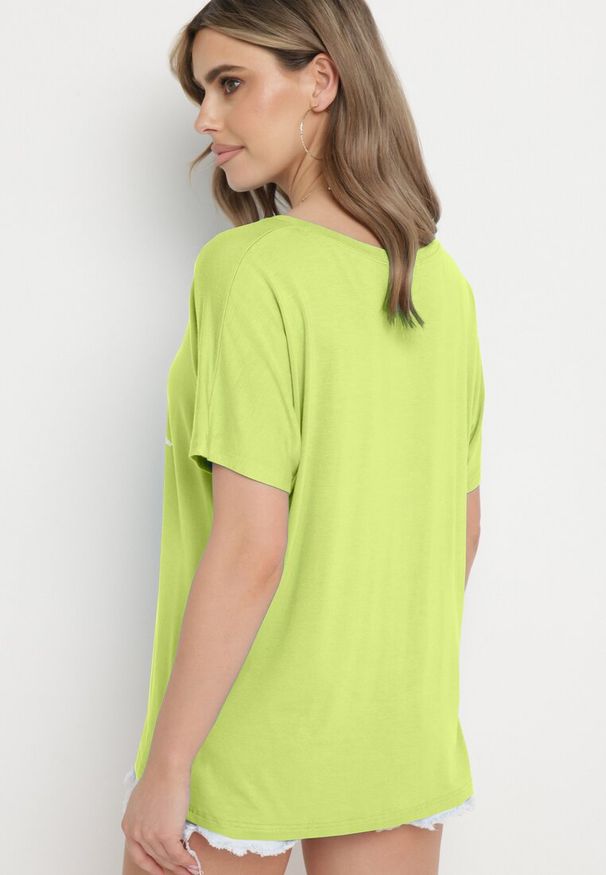 Born2be - Jasnozielony Wiskozowy T-shirt Koszulka z Rękawami Typu Nietoperz z Ozdobnym Napisem Comalita. Kolor: zielony. Materiał: wiskoza. Wzór: napisy. Sezon: lato