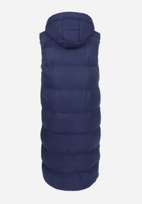 Born2be - Granatowa Kamizelka Długa z Kapturem Pikowana Ardrae. Typ kołnierza: kaptur. Kolor: niebieski. Materiał: materiał. Długość rękawa: bez rękawów. Długość: długie. Sezon: wiosna, jesień. Styl: klasyczny #2