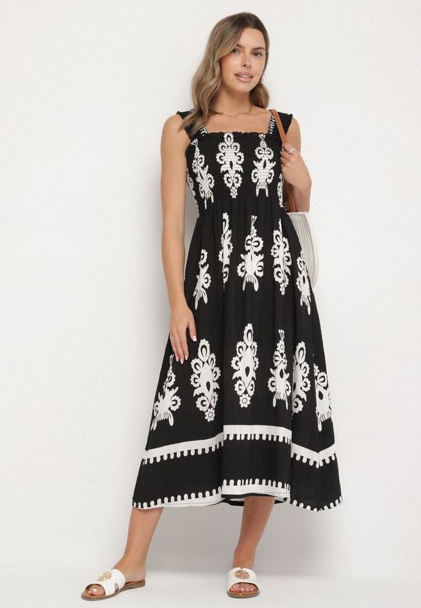 Born2be - Czarna Wiskozowa Sukienka o Rozkloszowanym Kroju w Ornamentny Wzór Adoxie. Okazja: na co dzień, na spacer. Kolor: czarny. Materiał: wiskoza. Długość rękawa: na ramiączkach. Typ sukienki: rozkloszowane, proste. Styl: casual, klasyczny