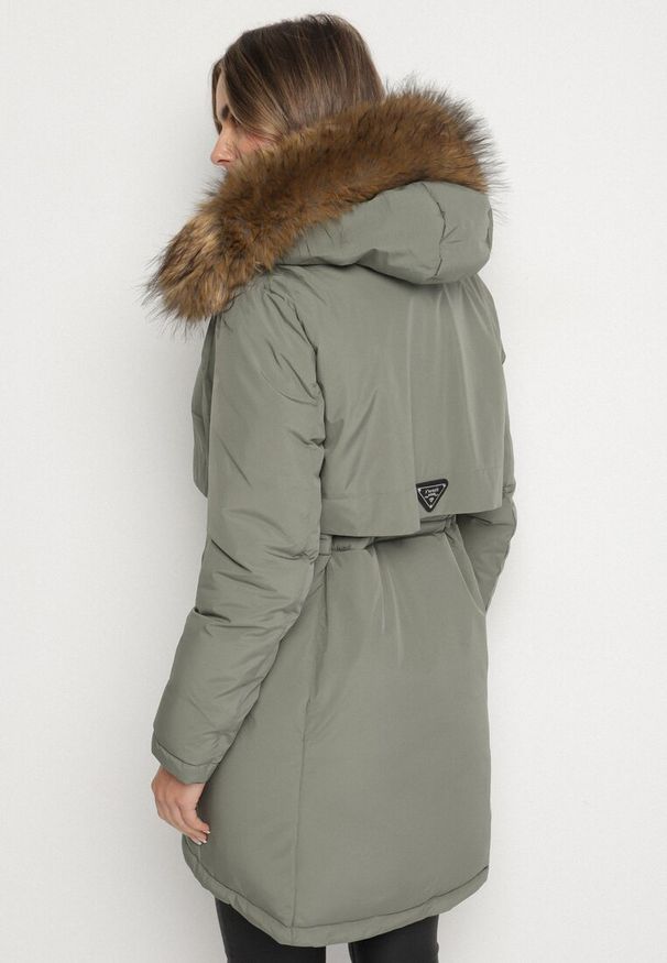 Born2be - Zielona Casualowa Kurtka Parka z Kapturem z Futerkiem Nallorea. Okazja: na co dzień. Typ kołnierza: kaptur. Kolor: zielony. Materiał: futro. Styl: casual