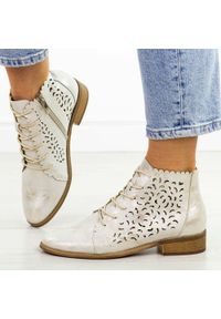 POTOCKI - Złote ażurowe botki damskie Potocki 12646. Okazja: na spacer, na co dzień, do pracy. Kolor: złoty. Materiał: skóra. Szerokość cholewki: normalna. Wzór: ażurowy. Sezon: wiosna, jesień, lato. Obcas: na obcasie. Styl: casual, elegancki, boho, klasyczny #1