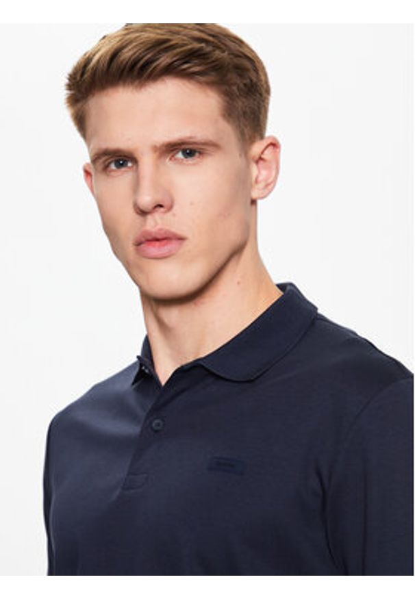 Calvin Klein Polo K10K111657 Granatowy Slim Fit. Typ kołnierza: polo. Kolor: niebieski. Materiał: bawełna