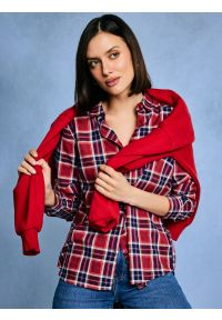 Big-Star - Koszula damska w kratę czerwona Petrini 604. Okazja: na co dzień. Typ kołnierza: kołnierzyk klasyczny. Kolor: czerwony. Materiał: tkanina, bawełna, materiał, wiskoza. Wzór: kolorowy. Styl: casual, elegancki, klasyczny #5