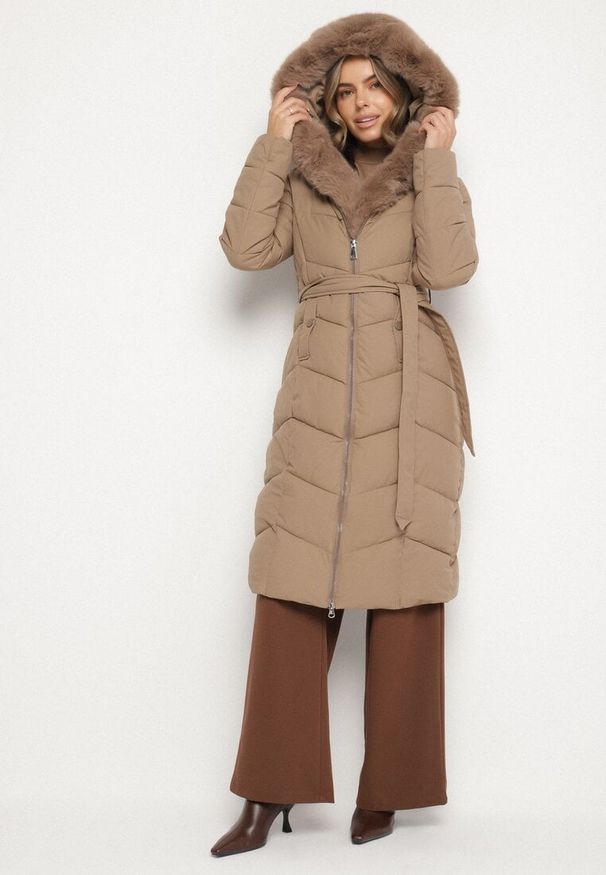 Born2be - Beżowa Pikowana Kurtka z Futerkowym Obszyciem i Paskiem Samiria. Okazja: na co dzień, do pracy, na spotkanie biznesowe. Kolor: beżowy. Materiał: poliester, dzianina, jeans, futro. Styl: biznesowy, klasyczny, casual