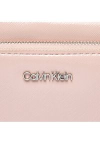 Calvin Klein Torebka Ck Must Camera Bag Lg Saffiano K60K609888 Różowy. Kolor: różowy. Materiał: skórzane