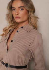 Renee - Ciemnobeżowa Sukienka Koszulowa z Guzikami Ozdobiona Imitacją Kieszeni i Paskiem Tintorella. Okazja: na co dzień, na spotkanie biznesowe, do pracy. Kolor: beżowy. Wzór: aplikacja. Typ sukienki: koszulowe. Styl: biznesowy, elegancki, casual #3