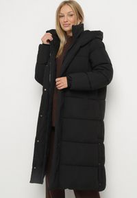 Born2be - Czarna Długa Pikowana Kurtka z Kapturem Acaltte. Typ kołnierza: kaptur. Kolekcja: plus size. Kolor: czarny. Materiał: jeans. Długość: długie. Sezon: zima. Styl: klasyczny #3