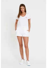 Guess - GUESS Biały t-shirt Mini Triangle Tee. Kolor: biały #8