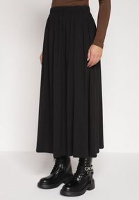 Born2be - Czarna Bawełniana Spódnica o Rozkloszowanym Kroju Tusnara. Kolor: czarny. Materiał: bawełna #1
