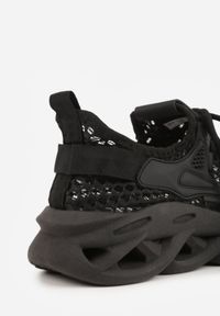 Born2be - Czarne Siateczkowe Buty Sportowe Sneakersy na Grubej Tłoczonej Podeszwie Telarienna. Okazja: na co dzień. Zapięcie: sznurówki. Kolor: czarny. Materiał: jeans. Obcas: na platformie #9