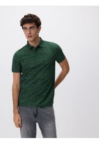 Reserved - Koszulka polo ze świątecznym wzorem - morski. Typ kołnierza: polo. Kolor: morski. Materiał: bawełna. Styl: wizytowy #1