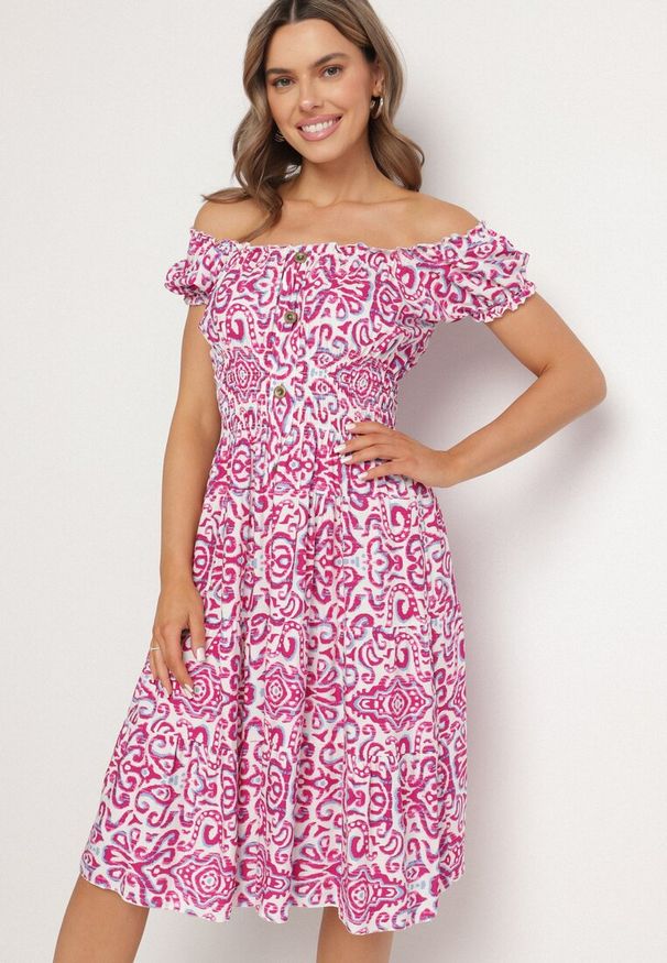 Born2be - Różowa Sukienka z Bawełny w Ornamentalny Wzór z Gumką w Pasie Natirissa. Okazja: na co dzień. Kolor: różowy. Materiał: bawełna. Długość rękawa: krótki rękaw. Sezon: lato. Typ sukienki: proste. Styl: casual, elegancki