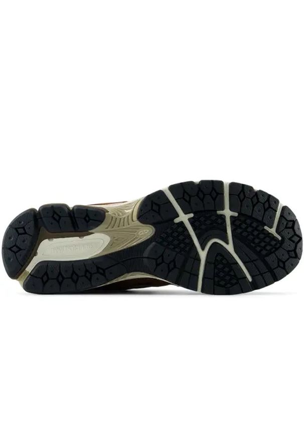 Sneakersy unisex New Balance M2002RFF. Kolor: brązowy. Materiał: guma, skóra. Szerokość cholewki: normalna