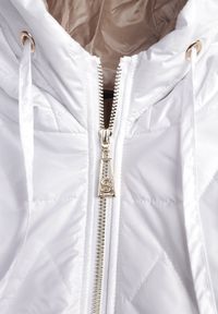 Renee - Biała Przejściowa Kurtka z Kapturem Pikowanymi Przeszyciami i Suwakami Kave. Okazja: na spacer. Typ kołnierza: kaptur. Kolor: biały. Materiał: poliester, jeans #8