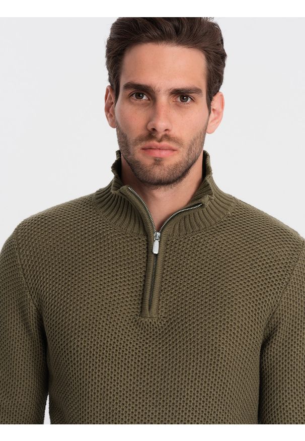 Ombre Clothing - Dzianinowy sweter męski z rozpinaną stójką - oliwkowy V6 OM-SWZS-0105 - XXL. Typ kołnierza: kołnierzyk stójkowy. Kolor: oliwkowy. Materiał: dzianina