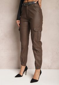 Renee - Brązowe Spodnie Cargo z Ekoskóry ze Ściągaczem Selani. Okazja: na co dzień. Kolor: brązowy. Materiał: skóra. Wzór: aplikacja. Styl: casual #4