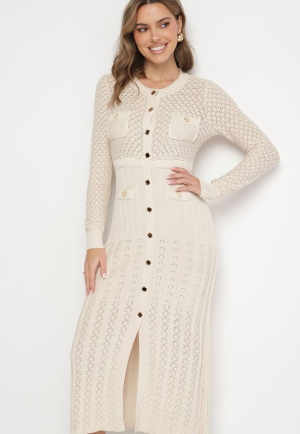 Born2be - Beżowa Sukienka z Ażurowej Dzianiny Ozdobiona Metalicznymi Guzikami Aviola. Okazja: na spotkanie biznesowe, na co dzień. Kolor: beżowy. Materiał: dzianina. Wzór: ażurowy, aplikacja. Sezon: wiosna, jesień. Typ sukienki: ołówkowe, proste. Styl: elegancki, casual, biznesowy