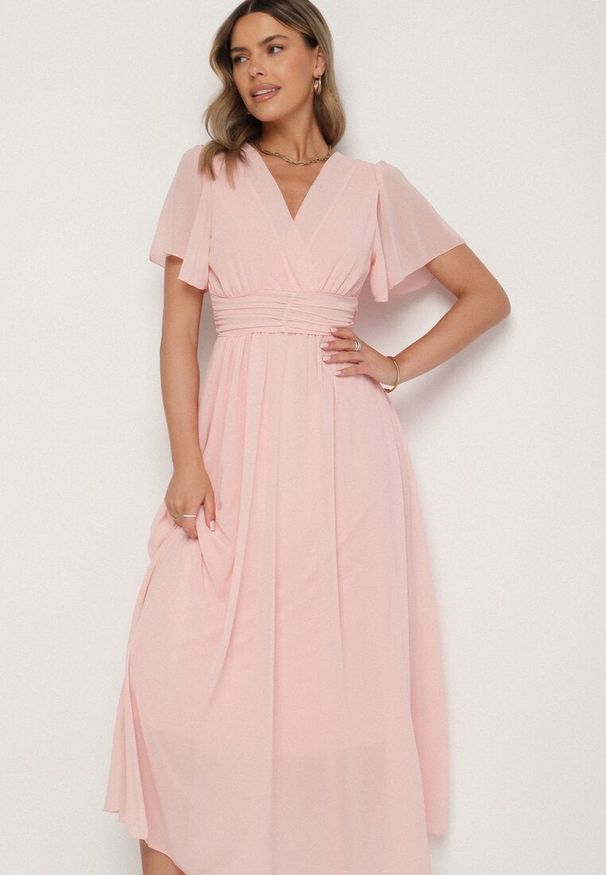 Born2be - Jasnoróżowa Kopertowa Sukienka Maxi z Gumką w Pasie Narlin. Okazja: na wesele, na studniówkę, na ślub cywilny. Typ kołnierza: dekolt w serek. Kolor: różowy. Typ sukienki: kopertowe. Styl: klasyczny. Długość: maxi