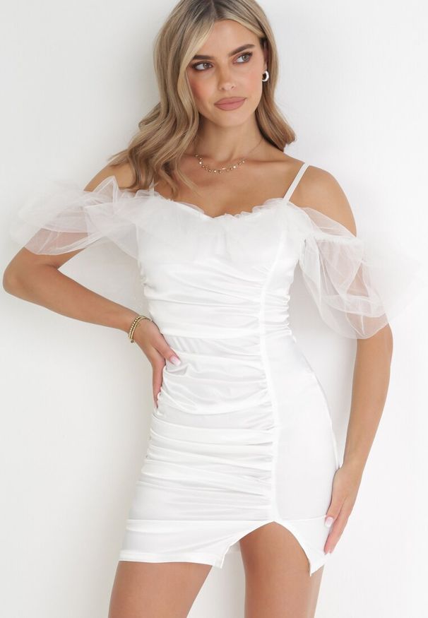 Born2be - Biała Sukienka Mini na Cienkich Ramiączkach z Falbankami Ghomia. Typ kołnierza: kołnierz z falbankami. Kolor: biały. Materiał: materiał. Długość rękawa: na ramiączkach. Długość: mini