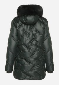 Born2be - Ciemnozielona Kurtka z Oryginalnym Pikowaniem i Kapturem z Futerkiem Nallisa. Okazja: na co dzień, do pracy, na spotkanie biznesowe. Kolor: zielony. Materiał: futro. Styl: biznesowy, casual #4