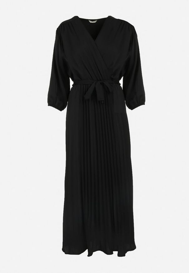 Born2be - Czarna Plisowana Sukienka Maxi z Kopertowym Dekoltem i Wiązaniem w Talii Lariah. Kolekcja: plus size. Kolor: czarny. Materiał: materiał. Typ sukienki: kopertowe. Długość: maxi