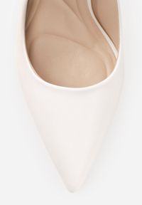 Born2be - Białe Klasyczne Szpilki VICES o Gładkim Wykończeniu Selimya. Okazja: na co dzień, na ślub cywilny, do pracy, na wesele. Kolor: biały. Materiał: jeans. Wzór: gładki. Obcas: na szpilce. Styl: klasyczny #5