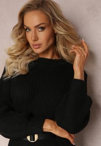 Renee - Czarna Sweterkowa Sukienka Prążkowana z Paskiem w Komplecie Sofiatti. Kolor: czarny. Materiał: prążkowany. Sezon: zima