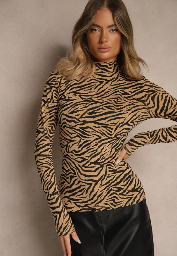 Renee - Brązowa Bluzka z Bawełny Typu Longsleeve z Golfem w Zebrę Cralissa. Okazja: do pracy, na spotkanie biznesowe. Typ kołnierza: golf. Kolor: brązowy. Materiał: bawełna. Długość rękawa: długi rękaw. Długość: długie. Wzór: motyw zwierzęcy. Styl: biznesowy, klasyczny