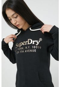 Superdry bluza damska kolor czarny z kapturem z nadrukiem. Typ kołnierza: kaptur. Kolor: czarny. Długość rękawa: długi rękaw. Długość: długie. Wzór: nadruk #2