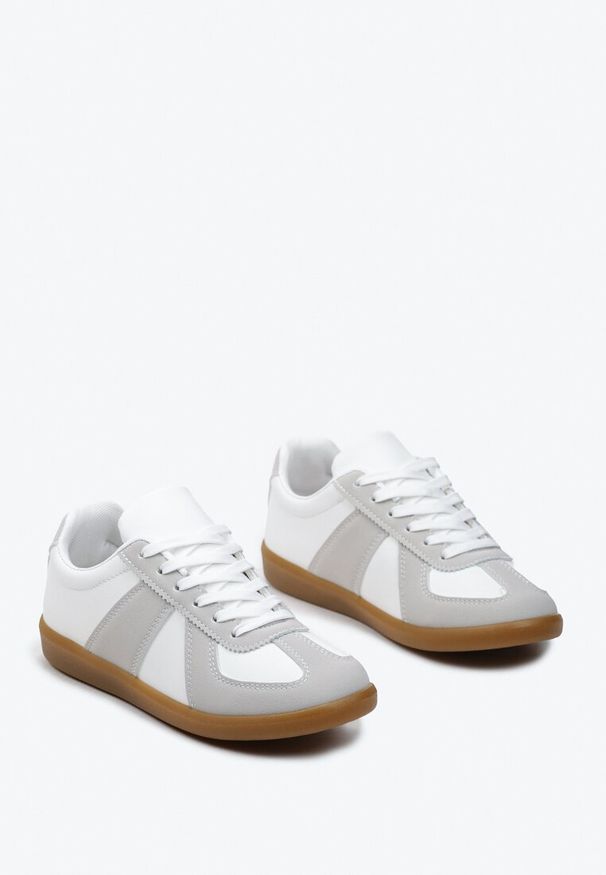 Renee - Szaro-Białe Sneakersy Tenisówki z Ozdobnymi Przeszyciami Sumina. Nosek buta: okrągły. Kolor: biały. Materiał: materiał. Obcas: na obcasie. Wysokość obcasa: niski