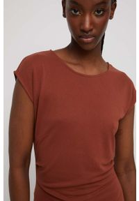 medicine - Medicine sukienka kolor brązowy mini dopasowana. Kolor: brązowy. Materiał: dzianina. Długość rękawa: krótki rękaw. Wzór: gładki. Typ sukienki: asymetryczne, dopasowane. Długość: mini #2