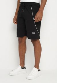 Born2be - Czarne Dresowe Szorty Bermudy z Ozdobnymi Przeszyciami Nitarria. Okazja: na co dzień. Kolor: czarny. Materiał: dresówka. Styl: sportowy, klasyczny, elegancki, casual