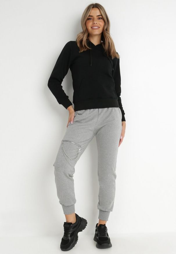 Born2be - Szare Spodnie Dresowe Crowen. Okazja: na co dzień. Kolor: szary. Materiał: dresówka. Wzór: aplikacja. Styl: klasyczny, casual