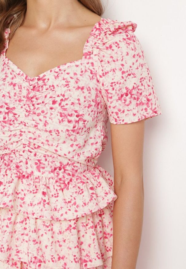 Born2be - Różowa Rozkloszowana Sukienka z Bufkami w Rękawach w Drobny Print z Falbankami Tineria. Okazja: na co dzień. Typ kołnierza: kołnierz z falbankami. Kolor: różowy. Wzór: nadruk. Typ sukienki: proste. Styl: casual