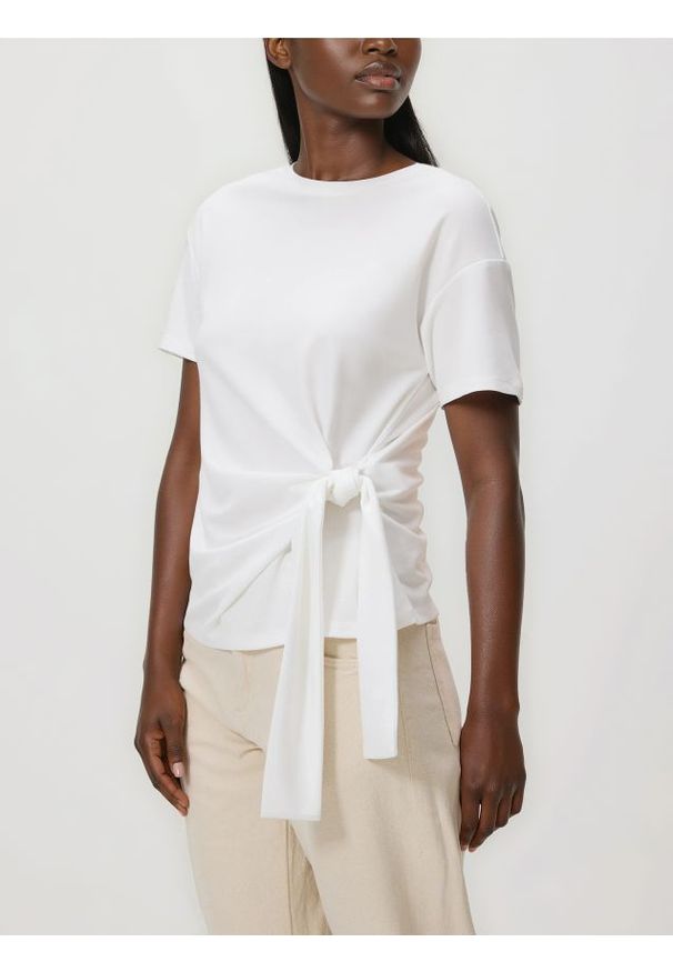 Reserved - T-shirt z ozdobnym wiązaniem - złamana biel. Materiał: dzianina