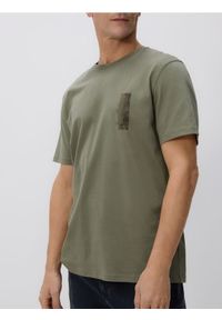 Reserved - T-shirt regular z nadrukiem - oliwkowy. Kolor: oliwkowy. Materiał: bawełna, dzianina. Wzór: nadruk #1