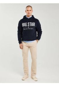 Big-Star - Bluza męska z kapturem z logo BIG STAR granatowa Ashlyno 403. Typ kołnierza: kaptur. Kolor: niebieski. Materiał: dzianina. Wzór: aplikacja, nadruk