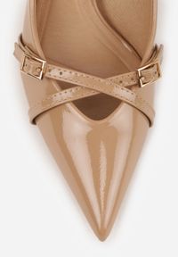 Born2be - Ciemnobeżowe Lakierowane Czółenka na Kaczuszce z Ozdobnymi Paskami Caloma. Okazja: na co dzień. Zapięcie: pasek. Kolor: beżowy. Materiał: lakier. Obcas: na szpilce. Styl: casual, klasyczny, wizytowy. Wysokość obcasa: niski #5