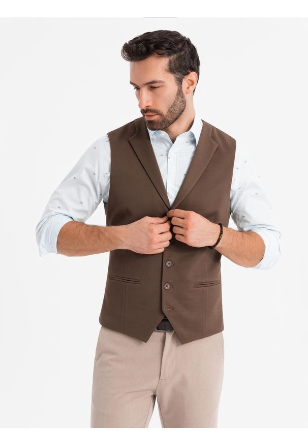 Ombre Clothing - Dopasowana męska kamizelka ze strukturalnej dzianiny z klapami – brązowa V2. Kolor: brązowy. Materiał: dzianina. Styl: klasyczny, elegancki