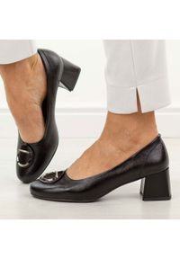 Czarne czółenka damskie na obcasie Jezzi asa281-4. Nosek buta: okrągły. Kolor: czarny. Szerokość cholewki: normalna. Wzór: aplikacja. Materiał: skóra. Sezon: wiosna, jesień, lato. Obcas: na obcasie. Styl: elegancki, klasyczny, wizytowy. Wysokość obcasa: średni #1