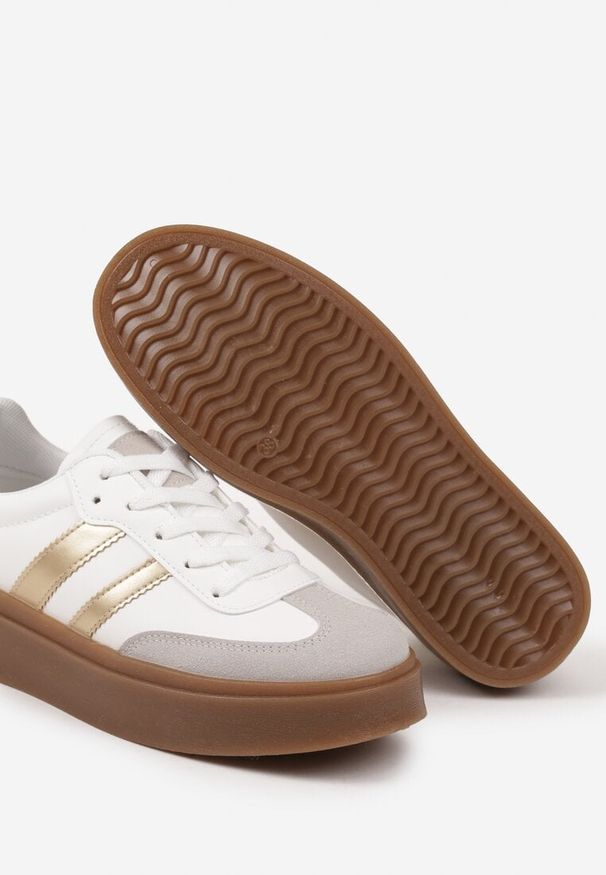 Born2be - Biało-Złote Sneakersy w Stylu Kultowych Tenisówek na Grubej Podeszwie Carilne. Okazja: na co dzień. Kolor: biały. Materiał: jeans