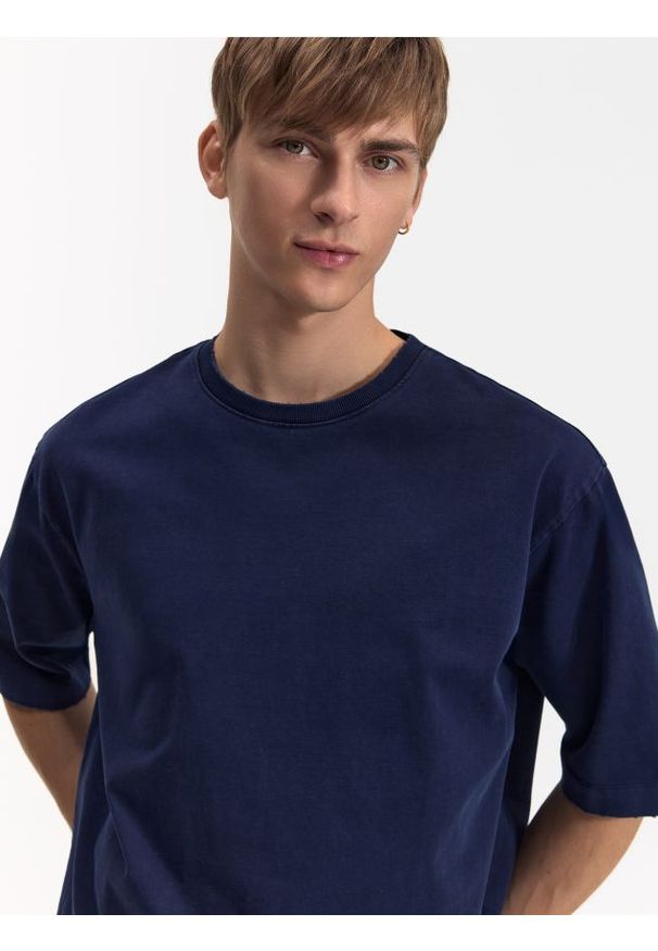 Reserved - T-shirt cropped boxy z efektem sprania - granatowy. Kolor: niebieski. Materiał: dzianina, bawełna