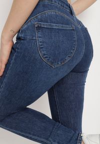 Born2be - Granatowe Elastyczne Jeansy Skinny z Regularną Talią i Push-Upem Orelvasa. Kolor: niebieski. Styl: klasyczny