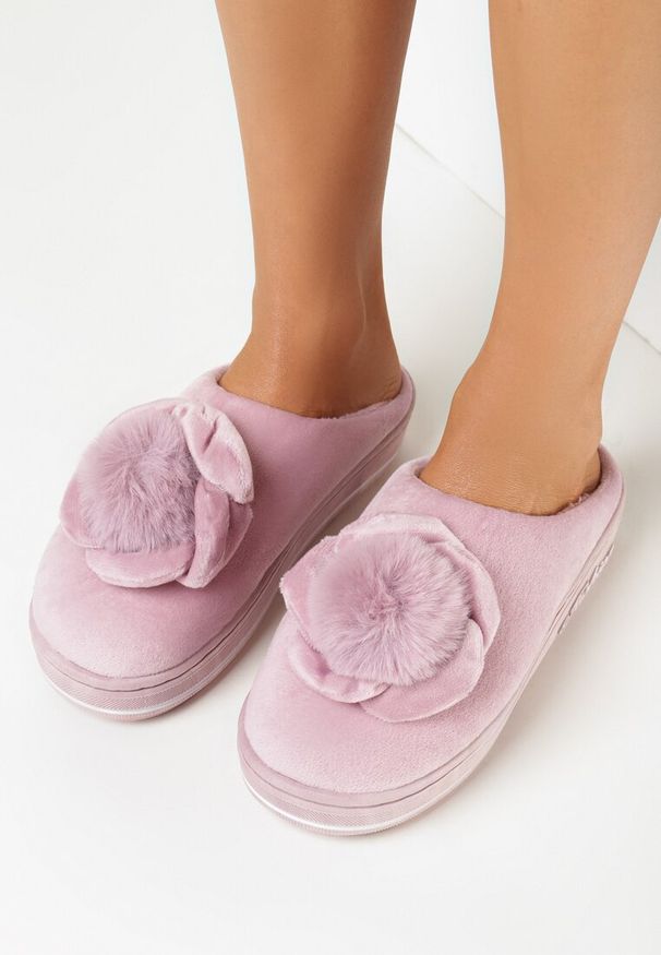 Born2be - Różowe Kapcie na Platformie z Pomponem Conine. Kolor: różowy. Materiał: wełna, dresówka, futro. Szerokość cholewki: normalna. Sezon: jesień, zima. Obcas: na platformie. Styl: elegancki