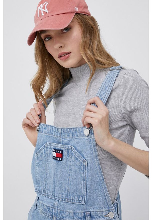 Tommy Jeans ogrodniczki jeansowe BF8013 damskie. Kolor: niebieski. Wzór: aplikacja